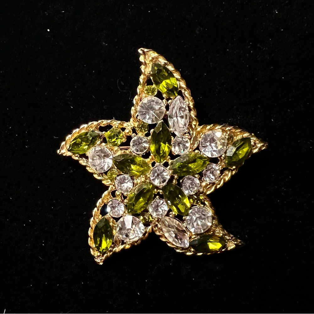 Vintage Unsigned Regency Green & Clear Rhinestone Gold Tone Starfish Star Brooch